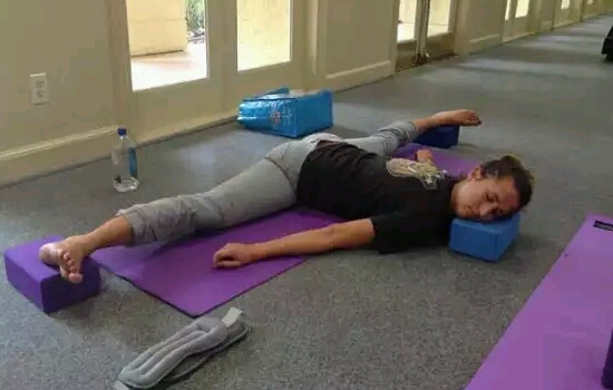 Mungkin dia sedang lelah guys wkwkwk Jangan sampai di tiru ya siasia tuh olahraganya Kwikku, Mungkin dia sedang lelah guys wkwkwk Jangan sampai di tiru ya siasia tuh olahraganya