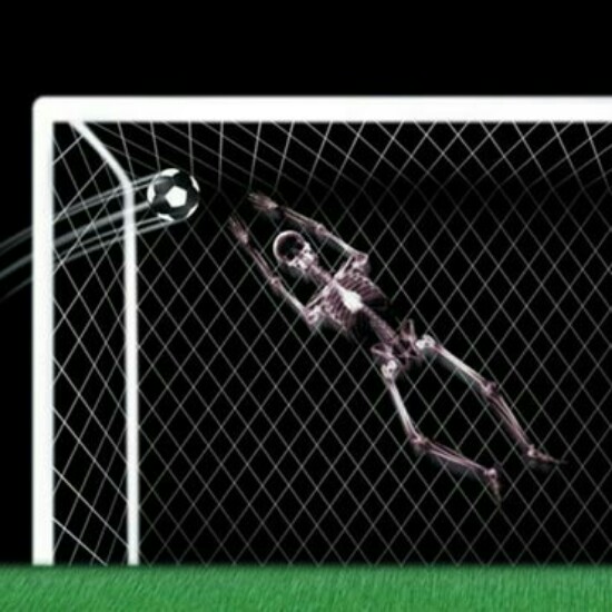 Inilah tampilan tengkorak penjaga gawang ketika sedang mencoba untuk menangkap bola Kwikku, Inilah tampilan tengkorak penjaga gawang ketika sedang mencoba untuk menangkap bola