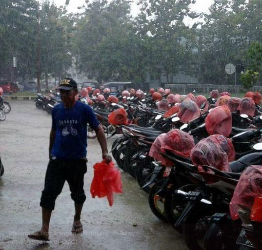 Si opa yang satu ini memang sangat baik dia rela membungkus semua helm atas dasar ikhlas Mana hujan lagi wkwkwk Kwikku, Si opa yang satu ini memang sangat baik dia rela membungkus semua helm atas dasar ikhlas Mana hujan lagi wkwkwk