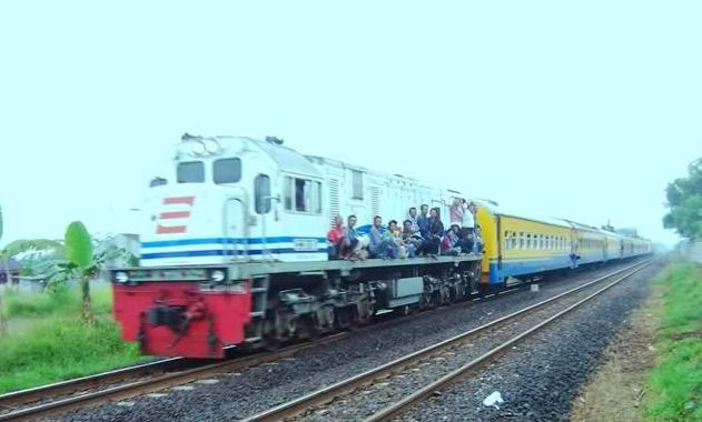 Para penumpang yang tak kenal dengan bahaya Gak dapat tempat duduk bukan berarti mereka gak bisa naik kereta Kwikku, Para penumpang yang tak kenal dengan bahaya Gak dapat tempat duduk bukan berarti mereka gak bisa naik kereta