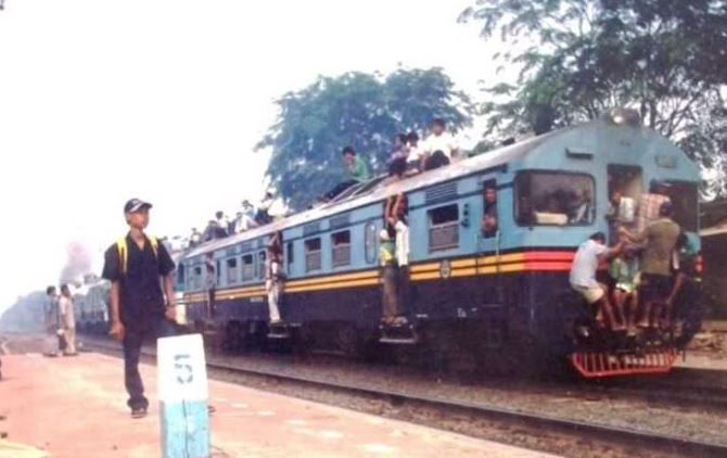Sangat memprihatinkan ya guys Apakah gak ada petugas yang mampu menertibkan dan melarang masyarakat yang sampai sampai melakukan aksi berbahaya seperti itu Kwikku, Sangat memprihatinkan ya guys Apakah gak ada petugas yang mampu menertibkan dan melarang masyarakat yang sampai sampai melakukan aksi berbahaya seperti itu