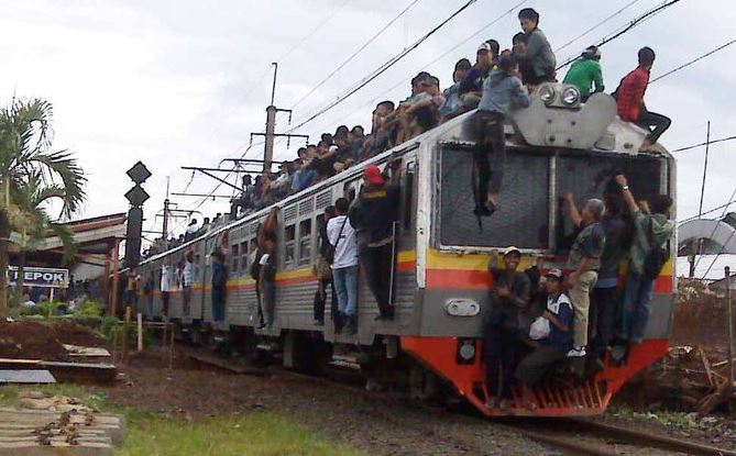 Mereka bahkan berani menaiki kereta dalam posisi badan menggantung di gerbong paling belakang tuh Gimana kalau jatuh ya guys Kwikku, Mereka bahkan berani menaiki kereta dalam posisi badan menggantung di gerbong paling belakang tuh Gimana kalau jatuh ya guys