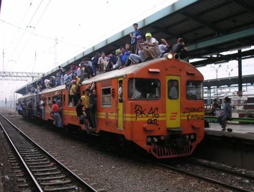 Waduh bukan cuma duduk di atas gerbong kereta api guys bahkan di antara mereka ada yang nekat berdiri tuh waduh ekstrim bener Kwikku, Waduh bukan cuma duduk di atas gerbong kereta api guys bahkan di antara mereka ada yang nekat berdiri tuh waduh ekstrim bener