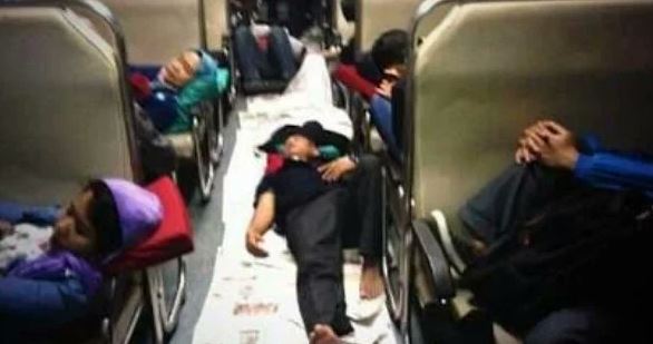 Para penumpang nampak tengah melepas lelah sambil tidur di lantai gerbong kereta Kwikku, Para penumpang nampak tengah melepas lelah sambil tidur di lantai gerbong kereta