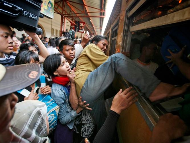 Apakah di kereta tersebut tidak di sediakan pintu Kok ibu yang satu ini malah naik lewat jendela sih Kwikku, Apakah di kereta tersebut tidak di sediakan pintu Kok ibu yang satu ini malah naik lewat jendela sih