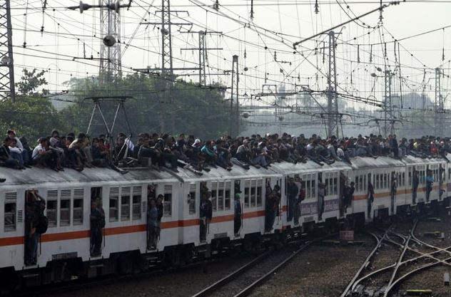 Buset padat bener tuh Di atas gerbong kok kepadatannya malah hampir seimbang sama di dalam kereta sih Bisabisa kesetrum listrik tuh Kwikku, Buset padat bener tuh Di atas gerbong kok kepadatannya malah hampir seimbang sama di dalam kereta sih Bisabisa kesetrum listrik tuh
