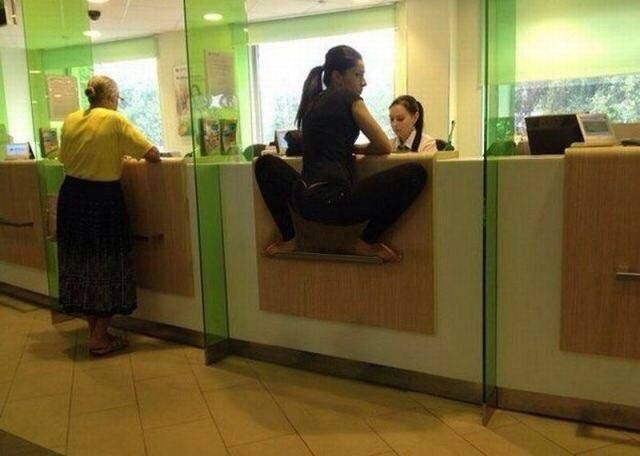 Mungkin berdiri ketika sedang menghadap teller itu sudah terlalu mainstream ya guys Cara jongkok mungkin bisa menjadi pilihan wkwkwk Kwikku, Mungkin berdiri ketika sedang menghadap teller itu sudah terlalu mainstream ya guys Cara jongkok mungkin bisa menjadi pilihan wkwkwk