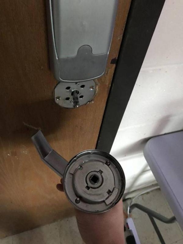 Gagang pintu tibatiba patah dari ketika mau beranjak keluar dari ruangan Kwikku, Gagang pintu tibatiba patah dari ketika mau beranjak keluar dari ruangan