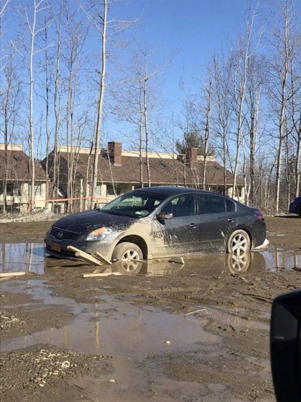 Mungkin karena banjir semalam ya Udah tau jalanan gak aman masih aja tetap maksa bawa mobil Kwikku, Mungkin karena banjir semalam ya Udah tau jalanan gak aman masih aja tetap maksa bawa mobil