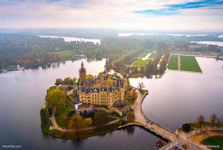 Kastil Schwerin Jerman memang memiliki keindahan yang unik dan memukau Warna kuningnya yang berkilau melambangkan keagungan Kwikku, Kastil Schwerin Jerman memang memiliki keindahan yang unik dan memukau Warna kuningnya yang berkilau melambangkan keagungan