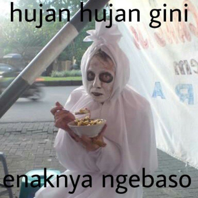 Ternyata pocong juga bisa break sejenak buat ngebaso di saat hujan Kwikku, Ternyata pocong juga bisa break sejenak buat ngebaso di saat hujan