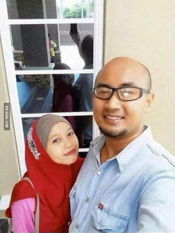 Perhatikan baikbaik potret yang satu ini nih guys Menurut kalian apakah mungkin jika seseorang melakukan selfie tetapi bayangannya di kaca memiliki gaya yang berbeda dengan orang tersebut Kwikku, Perhatikan baikbaik potret yang satu ini nih guys Menurut kalian apakah mungkin jika seseorang melakukan selfie tetapi bayangannya di kaca memiliki gaya yang berbeda dengan orang tersebut