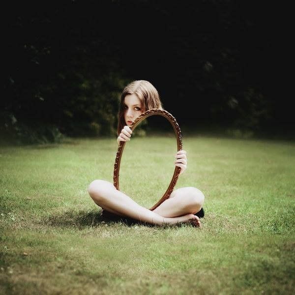 Banyak orang berkata bahwa kebanyakan manusia itu paling pandai untuk menyembunyikan keasliannya di hadapan orang lain Mungkin karya fotografi yang satu ini merupakan suatu bentuk inspirasi dari pandangan tersebut Kwikku, Banyak orang berkata bahwa kebanyakan manusia itu paling pandai untuk menyembunyikan keasliannya di hadapan orang lain Mungkin karya fotografi yang satu ini merupakan suatu bentuk inspirasi dari pandangan tersebut