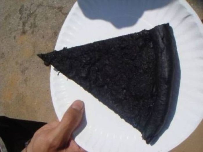 Pizzanya sih udah terbentuk dengan sempurnya tetapi malah gosong ketika di panaskan sungguh tragedi yang membuat semua orang kehilangan nafsu makan Kwikku, Pizzanya sih udah terbentuk dengan sempurnya tetapi malah gosong ketika di panaskan sungguh tragedi yang membuat semua orang kehilangan nafsu makan