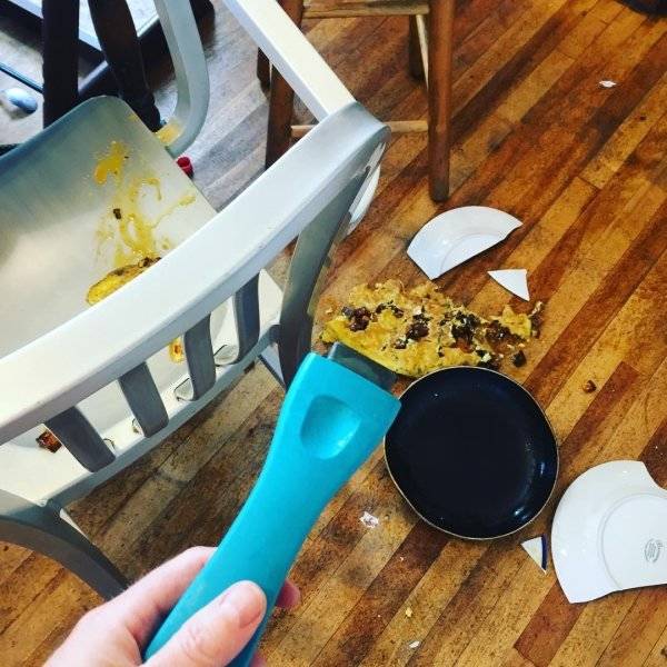 Pas lagi asik asik mau makan makanan yang baru saja masak malah jatuh dan berceceran di lantai layaknya sampah Kalian masih nafsu makan setelah melihat kejadian ini Kwikku, Pas lagi asik asik mau makan makanan yang baru saja masak malah jatuh dan berceceran di lantai layaknya sampah Kalian masih nafsu makan setelah melihat kejadian ini