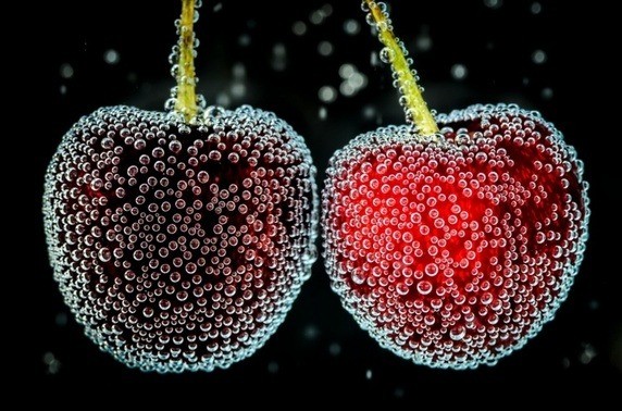 Buah cheri di dalam air yang dipenuhi gelembung ini bikin mata tertipu Kwikku, Buah cheri di dalam air yang dipenuhi gelembung ini bikin mata tertipu