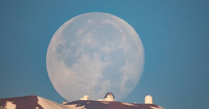 Bulan diatas Gunung Mauna Kea di Hawaii Gimana Editan pasti kalah kan Kwikku, Bulan diatas Gunung Mauna Kea di Hawaii Gimana Editan pasti kalah kan