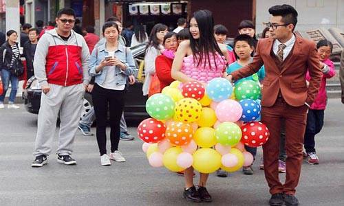 Gaun Pengantin terbuat dari balon Hmmm kebayang gak sih guys gimana kalo ada yang iseng pecahin seluruh balonbalon tersebut Kwikku, Gaun Pengantin terbuat dari balon Hmmm kebayang gak sih guys gimana kalo ada yang iseng pecahin seluruh balonbalon tersebut