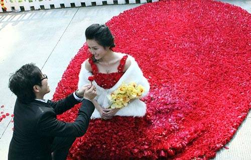 Gaun merah nan elegan ini terbuat dari bunga mawar loh guys Kebayang gak betapa ribetnya pembuatan gaun ini Kwikku, Gaun merah nan elegan ini terbuat dari bunga mawar loh guys Kebayang gak betapa ribetnya pembuatan gaun ini