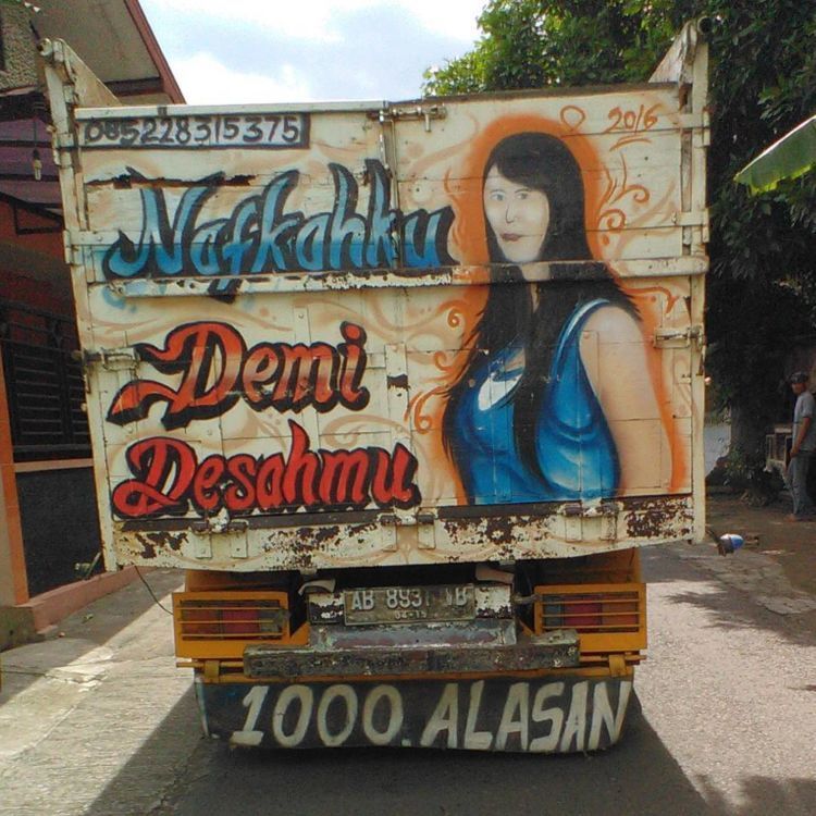 Ayo mikiiir apa maksudnya tulisan di truk ini coba Jangan ngeres yaaa hehe Kwikku, Ayo mikiiir apa maksudnya tulisan di truk ini coba Jangan ngeres yaaa hehe