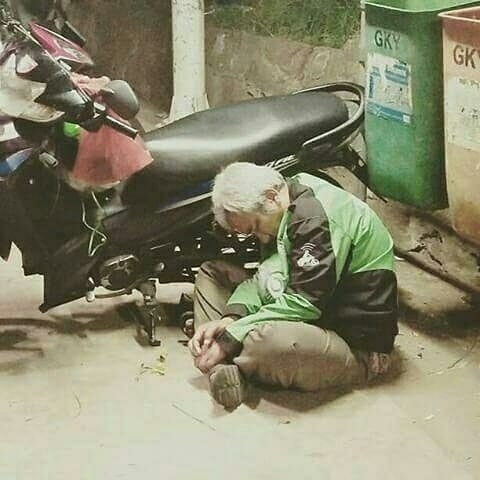Kocak tapi juga kasian melihat si kakek yang tiduran di pinggiran jalan saat nunggu orderan ini Mana tidurnya di dekat tempat sampah lagi Kwikku, Kocak tapi juga kasian melihat si kakek yang tiduran di pinggiran jalan saat nunggu orderan ini Mana tidurnya di dekat tempat sampah lagi