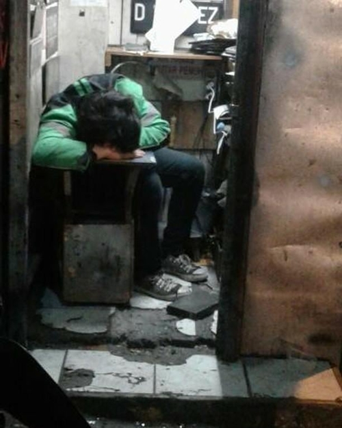 Namanya juga capek ya guys walaupun tempatnya berantakan asal bisa buat istirahat yaa finefine aja Kwikku, Namanya juga capek ya guys walaupun tempatnya berantakan asal bisa buat istirahat yaa finefine aja