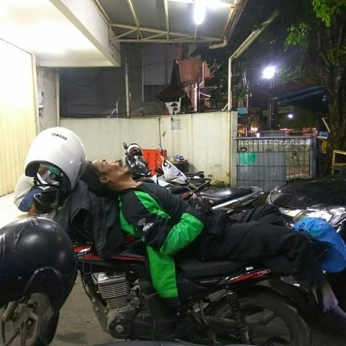 Kelihatan banget capeknya si bapak ini dilihat dari raut wajahnya Kwikku, Kelihatan banget capeknya si bapak ini dilihat dari raut wajahnya