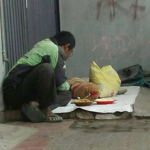 Si bapak yang satu ini niat banget mau tiduran di tempat ini sampaisampai udah nyiapin bantal tuh Kwikku, Si bapak yang satu ini niat banget mau tiduran di tempat ini sampaisampai udah nyiapin bantal tuh