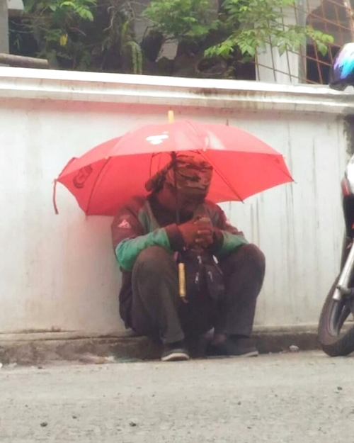 Bisa dijadikan contoh nih sedia payung buat istirahat biar gak kepanasan Kwikku, Bisa dijadikan contoh nih sedia payung buat istirahat biar gak kepanasan