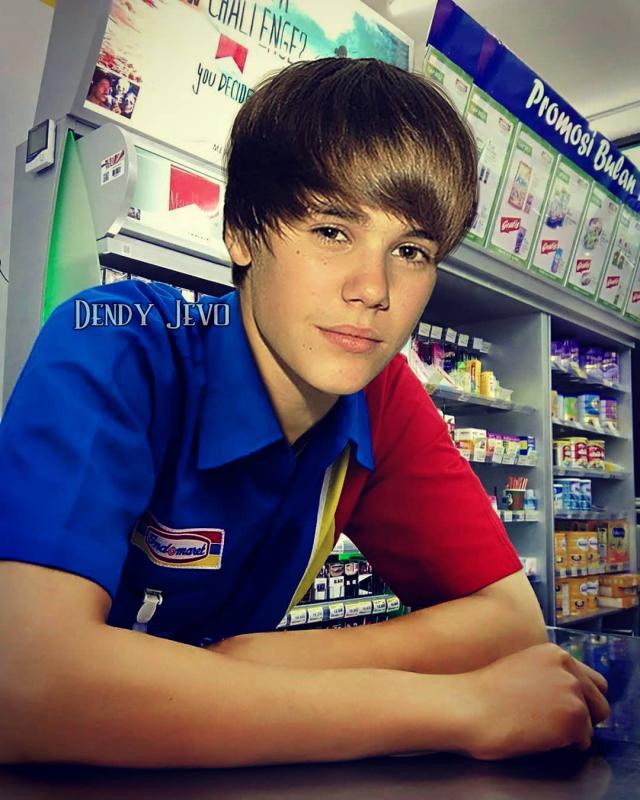Ada yang kenal gak dengan artis papan atas yang satu ini Justin Biber di dalam foto ini di dandani layaknya seorang karyawan Indomart guys Kocak abis Kwikku, Ada yang kenal gak dengan artis papan atas yang satu ini Justin Biber di dalam foto ini di dandani layaknya seorang karyawan Indomart guys Kocak abis