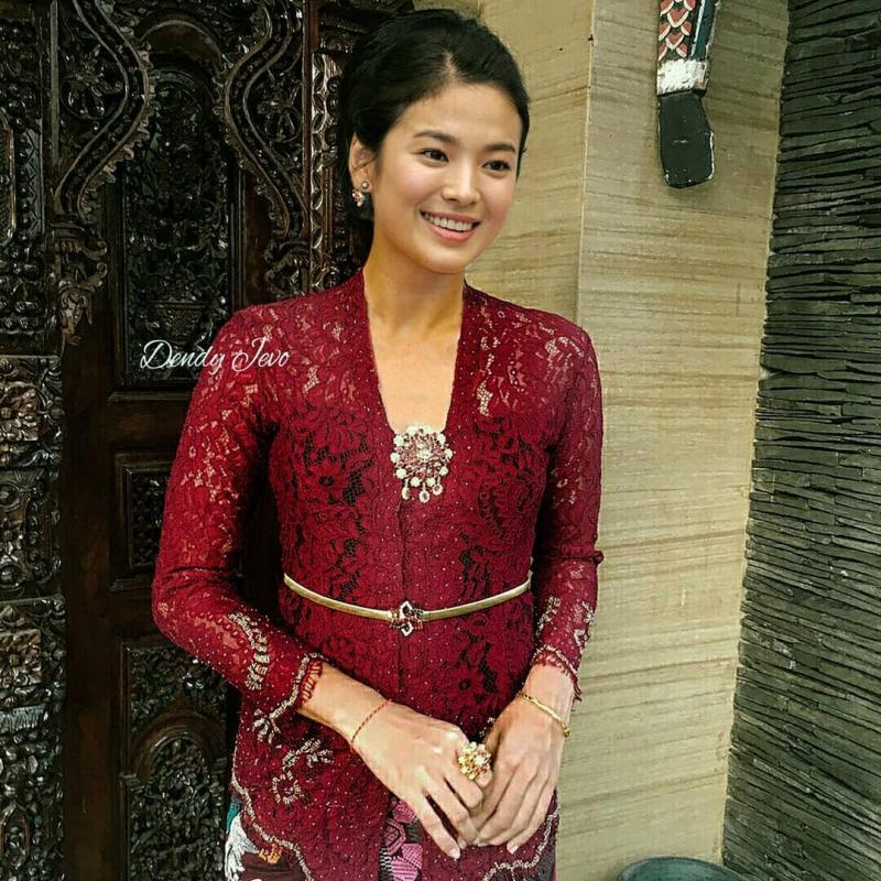 Song He Kyo kelihatan cantik banget ketika sedang mengenakan kebaya ya guys Bikin gak bisa berkedip wkwkwk Kwikku, Song He Kyo kelihatan cantik banget ketika sedang mengenakan kebaya ya guys Bikin gak bisa berkedip wkwkwk