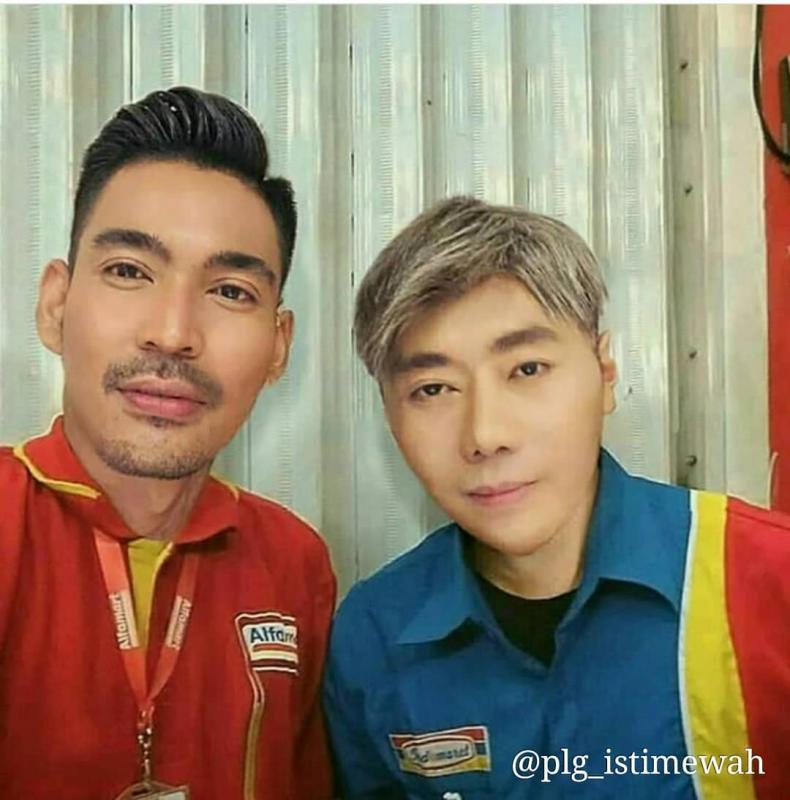 Roy sama Robby ganteng juga ya kalo di pakein seragam pegawai mini market Kwikku, Roy sama Robby ganteng juga ya kalo di pakein seragam pegawai mini market