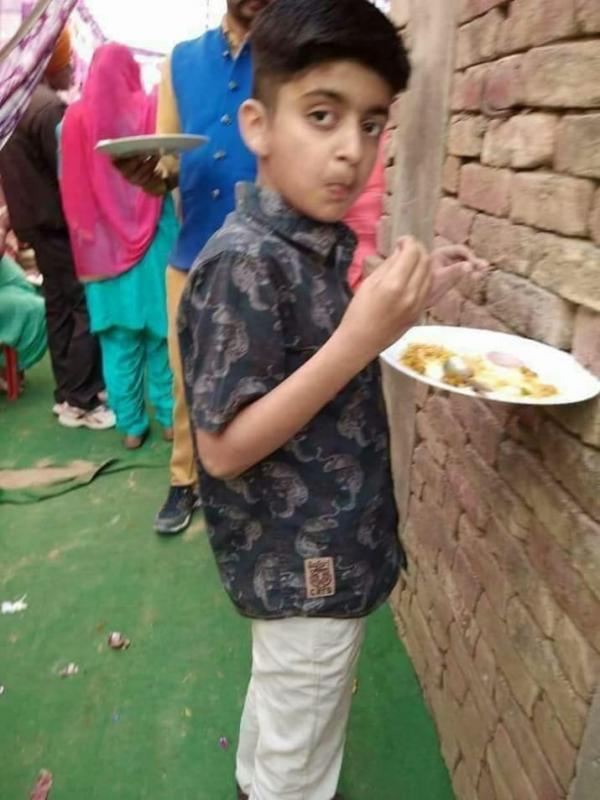 Salah satu ide paling jitu Kalian bisa menyisipkan piring ke tembok untuk bisa makan tenang ketika berada di Standing Party Kwikku, Salah satu ide paling jitu Kalian bisa menyisipkan piring ke tembok untuk bisa makan tenang ketika berada di Standing Party