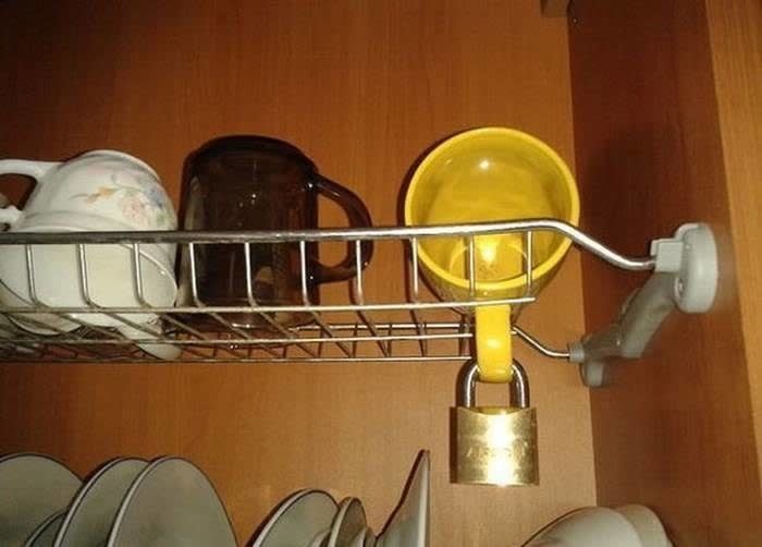 Inilah cara agar gelas kesayangan kalian gak di gunakan oleh sembarangan orang di tempat kost Kwikku, Inilah cara agar gelas kesayangan kalian gak di gunakan oleh sembarangan orang di tempat kost
