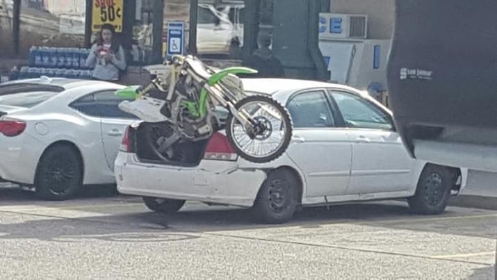 Apakah di antara kalian ada yang pernah berfikir untuk memasukan sebuah sepeda motor ke dalam bagasi Sepertinya di dalam potret ini ada yang pernah bahkan sudah mempraktekannya guys Kwikku, Apakah di antara kalian ada yang pernah berfikir untuk memasukan sebuah sepeda motor ke dalam bagasi Sepertinya di dalam potret ini ada yang pernah bahkan sudah mempraktekannya guys