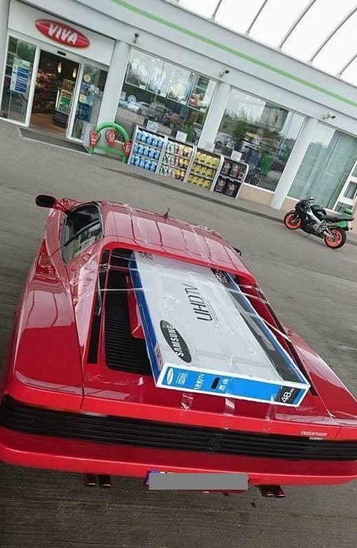 Makanya beli mobil keluarga jika ingin bisa memuat sebuah LCD menggunakan mobil Kalo begini kan jadi konyol ceritanya Kwikku, Makanya beli mobil keluarga jika ingin bisa memuat sebuah LCD menggunakan mobil Kalo begini kan jadi konyol ceritanya