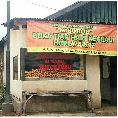 Pedagang sekarang memang tambah kreatif saja supaya warungnya lebih menarik hari kiamat pake di bawabawa Kwikku, Pedagang sekarang memang tambah kreatif saja supaya warungnya lebih menarik hari kiamat pake di bawabawa