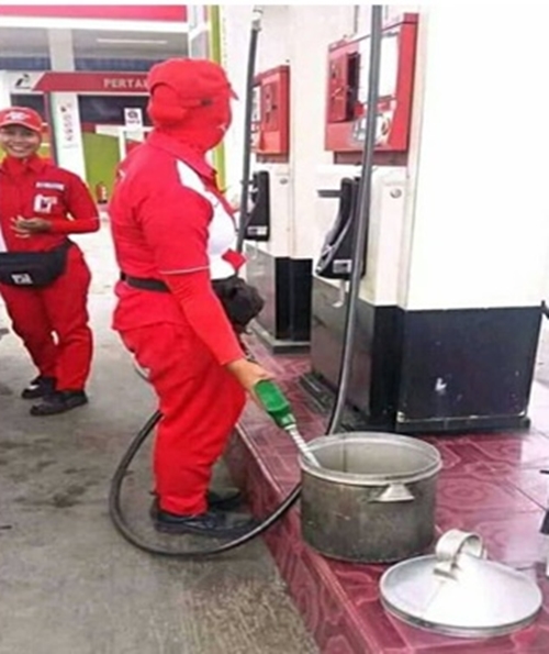 Kok bisa beli bensin di tempat yang kayak gituan Sekalian pake mangkuk aja mas biar puas Kwikku, Kok bisa beli bensin di tempat yang kayak gituan Sekalian pake mangkuk aja mas biar puas