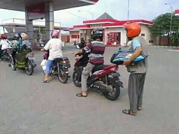 Abis bensin di tengah jalan dan enggan mendorong motor ke SPBU terdekat Si bapak nekat bongkar tengki tuk membeli seliter bensin Kwikku, Abis bensin di tengah jalan dan enggan mendorong motor ke SPBU terdekat Si bapak nekat bongkar tengki tuk membeli seliter bensin