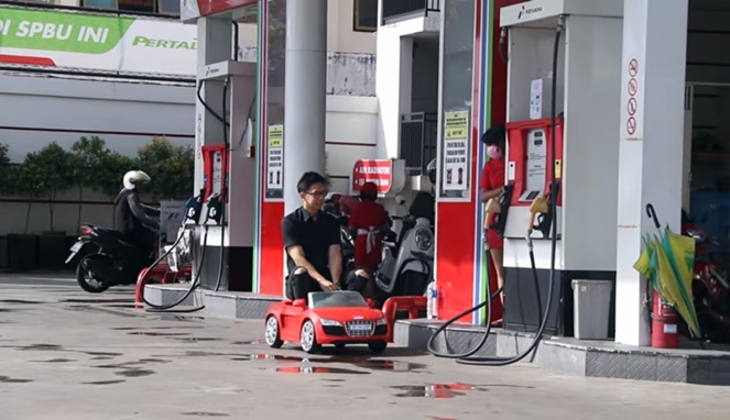 Biar kecil ini juga namanya mobil Gak ada aturan yang bisa melarang pemuda yang satu ini Kwikku, Biar kecil ini juga namanya mobil Gak ada aturan yang bisa melarang pemuda yang satu ini