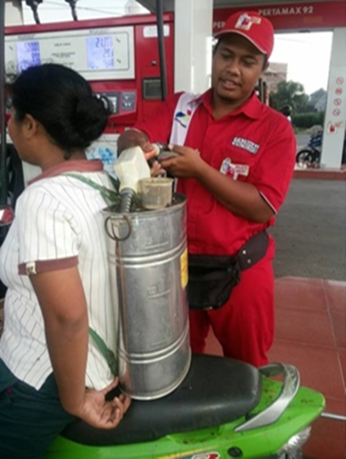 Gak cukup isi full tank si mba minta nambah Kwikku, Gak cukup isi full tank si mba minta nambah