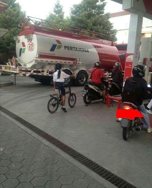 Si adek pake sepeda tapi ikutan ngantri Nanti bensinya di isi dimana ya Kwikku, Si adek pake sepeda tapi ikutan ngantri Nanti bensinya di isi dimana ya