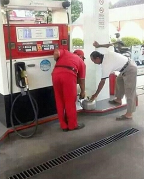 Kenapa gak sekalian isi bensin di gelas aja pak biar bapak puas mempermalukan petugas Kwikku, Kenapa gak sekalian isi bensin di gelas aja pak biar bapak puas mempermalukan petugas