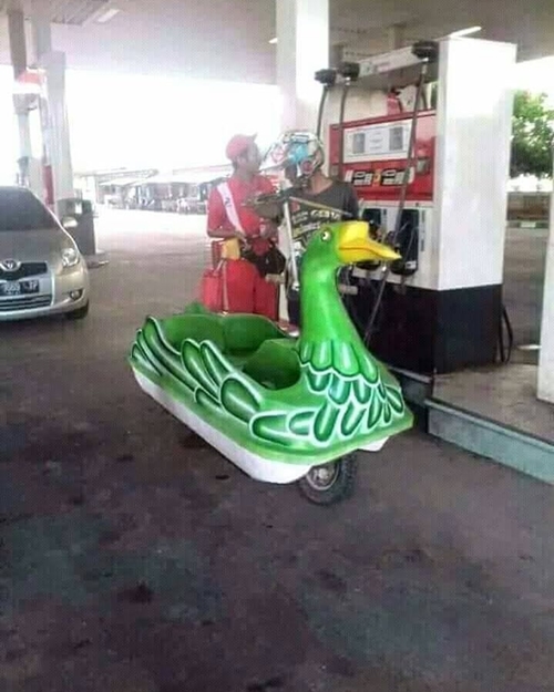 Bebek jaman sekarang hobi minum bensin Kirakira mau di bawa kemana bebek itu Kwikku, Bebek jaman sekarang hobi minum bensin Kirakira mau di bawa kemana bebek itu