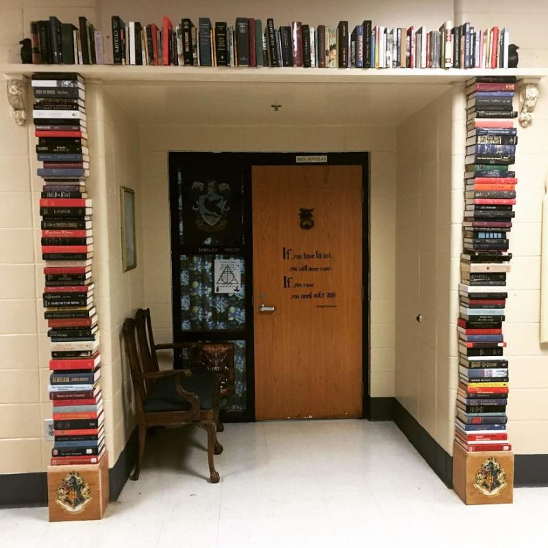 Pintu masuk ruangan salah satu guru disekolah ini juga didesain seperti pintu masuk ruangan Ravenclaw Kwikku, Pintu masuk ruangan salah satu guru disekolah ini juga didesain seperti pintu masuk ruangan Ravenclaw