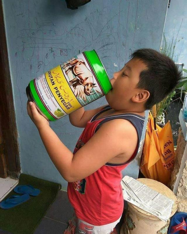 Karena udara di luar panas banget si bocah jadi minum larutan penyegar untuk melawan rasa kurang segar Kwikku, Karena udara di luar panas banget si bocah jadi minum larutan penyegar untuk melawan rasa kurang segar