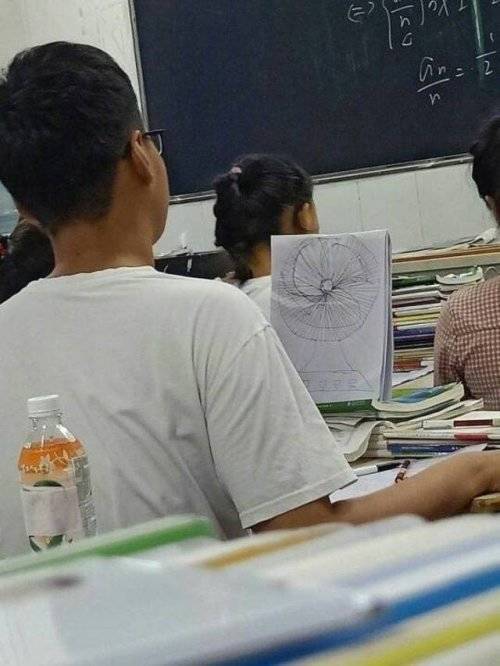 Ni anak kayaknya imajinasinya hebat banget Karena gak ada pendingin di dalam ruangan akhirnya dia membuat pendingin versi buatannya sendiri Kirakira ada anginnya gak tuh Kwikku, Ni anak kayaknya imajinasinya hebat banget Karena gak ada pendingin di dalam ruangan akhirnya dia membuat pendingin versi buatannya sendiri Kirakira ada anginnya gak tuh