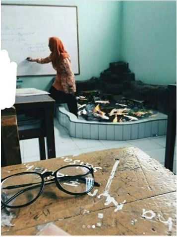 Buset dah Nih guru kayaknya udah kepanasan banget sampesampe rela ngadem di dalam kolam Kwikku, Buset dah Nih guru kayaknya udah kepanasan banget sampesampe rela ngadem di dalam kolam