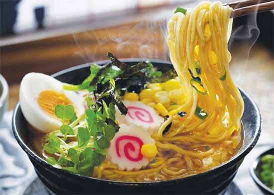 Makan mie sambil disruput sampai berbunyi Kwikku, Makan mie sambil disruput sampai berbunyi
