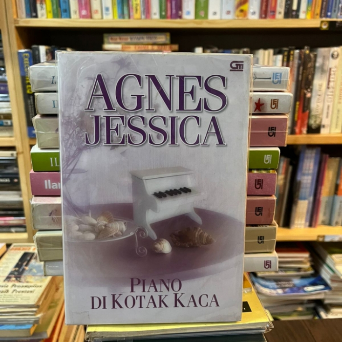 Buku Piano Dikotak Kaca Oleh Agnes Jessica